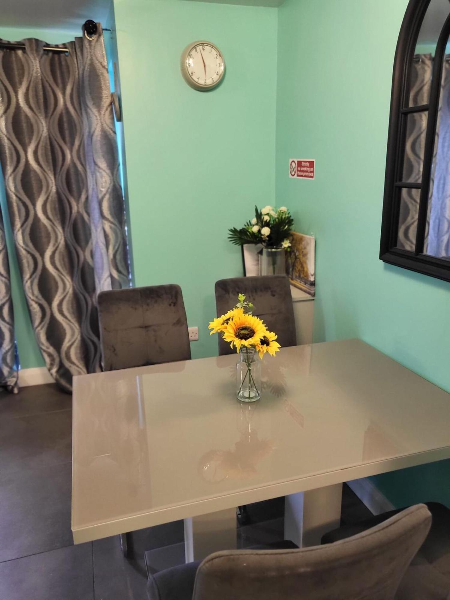 Lovely 2- Bedroom Apartment In Belfast Exterior foto